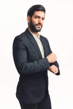 Takım elbiseli genç adam hızlı düğme, izole edilmiş beyaz arka plan, dikey