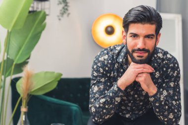 Kameraya bakan, kendinden emin, mutlu olgun bir adamın portresi. Latin iş adamının portresi