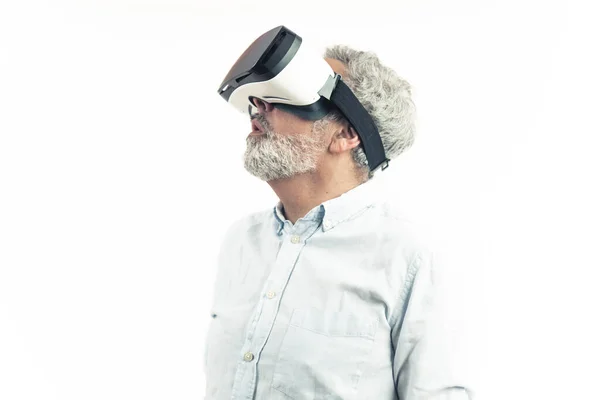 Virtual Reality voor iedereen. Verbazingwekkende Europese zilverkleurige volwassen man in een shirt met professionele VR-bril over een witte achtergrond. Geïsoleerd schot. — Stockfoto