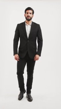 Dikey çekim, yakışıklı latin adam sessiz kalma hareketleriyle kafa yoruyor.