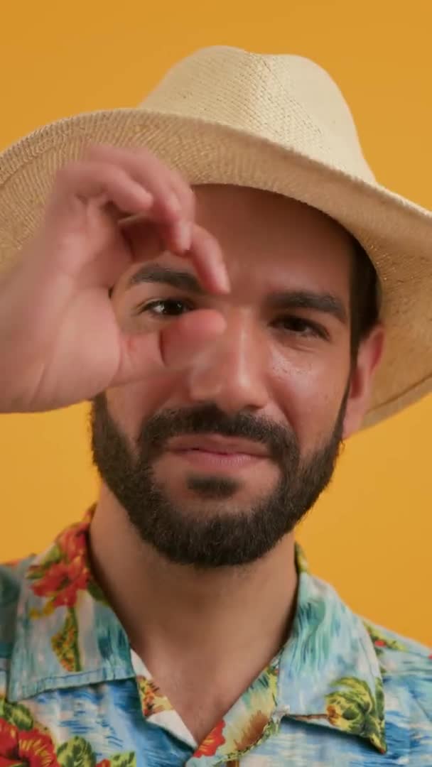 Uomo barbuto latino che mostra il significato del gesto ok, colpo verticale — Video Stock