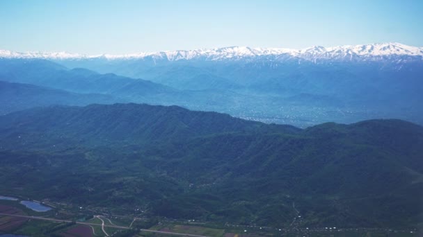 Schilderachtige drone shot van prachtige groene heuvels en Kaukasus bergen — Stockvideo