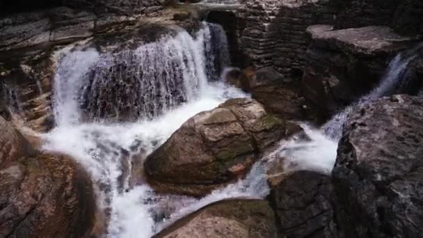 Pohled na rychlý proud vody na velkých skalách — Stock video