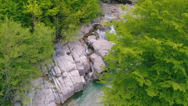 Mooi fris groen landschap met mini waterval in diepe — Stockvideo