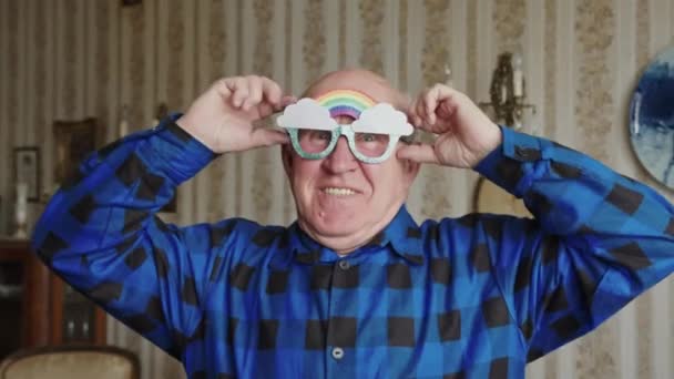 Směšně Vtipné Kavkazské Starší Muž Neobvyklé Brýle Duhou Vysoce Kvalitní — Stock video
