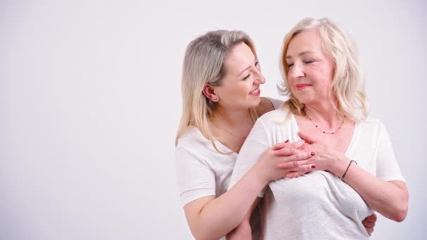Dwie Atrakcyjne Kobiety Czterdziestce Przytulające Się Patrzące Siebie Czule Trzymające — Wideo stockowe