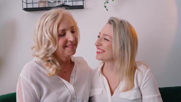 Wewnętrzne Ujęcie Mieszkaniu Dwóch Radosnych Białych Blond Kobiet Siedzących Kanapie — Wideo stockowe