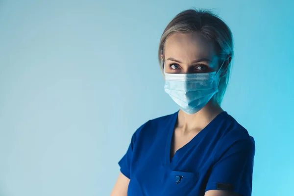 Attraktive Geballte Europäische Hausärztin Chirurgischer Maske Und Blauem Medizin Shirt — Stockfoto