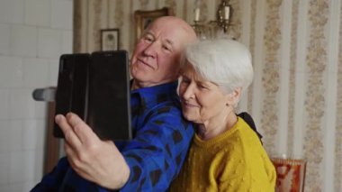 Kafkasyalı son sınıf çifti ev ortamında selfie çekiyor. Kapalı mekanda son sınıfların destek konsepti. Yüksek kalite 4k görüntü