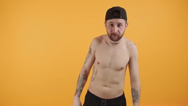 Homem Tatuado Europeu Peito Chapéu Beisebol Preto Usado Para Trás — Vídeo de Stock