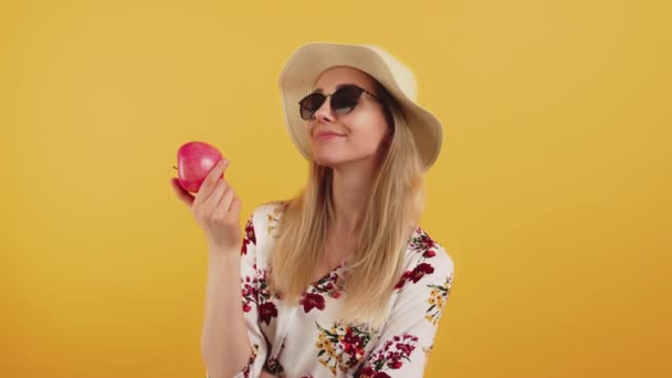 미디엄 스튜디오는 사과를 금발의 베이지 모자를 꽃무늬 셔츠를 오렌지색 사진을 — 비디오