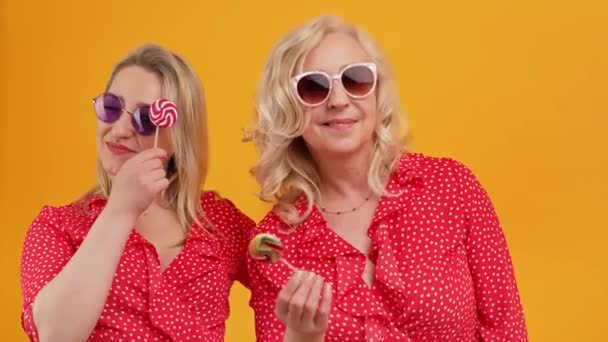 Deux Blondes Caucasiennes Gaies Avec Des Lunettes Soleil Tenant Sucettes — Video