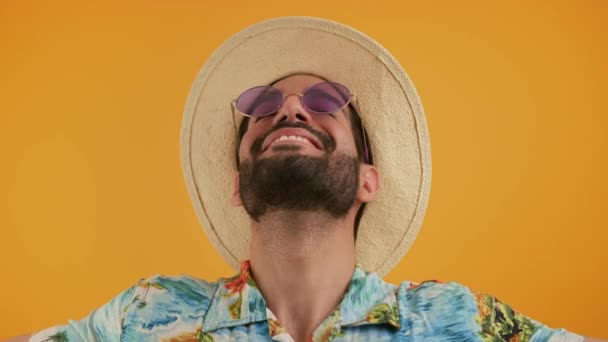Latijnse Bebaarde Dankbare Knappe Man Met Een Vakantiehoed Een Zonnebril — Stockvideo