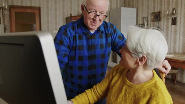 可爱和快乐的老夫妇使用电脑中等投篮室内现代资历的概念 高质量的4K镜头 — 图库视频影像
