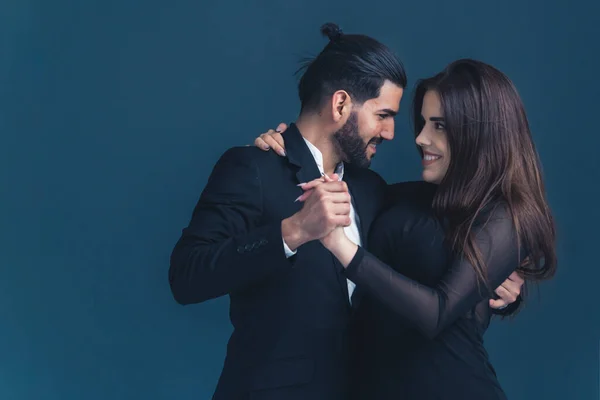 Foto de moda de casal elegante sexy na paixão concurso. Retrato de estúdio — Fotografia de Stock