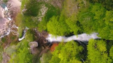 Kinchkha şelalesinin ve Okatse Kanyonu 'ndaki nehrin kuş bakışı görüntüsü, dikey hava görüntüsü. Yüksek kalite 4k görüntü