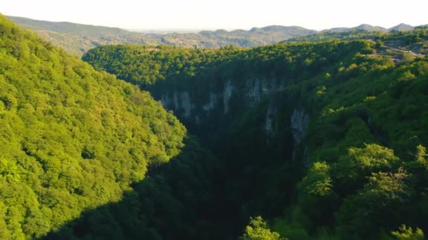 Vista ascendente de Okatse Canyon com toda a sua beleza magnífica, tiro aéreo — Vídeo de Stock