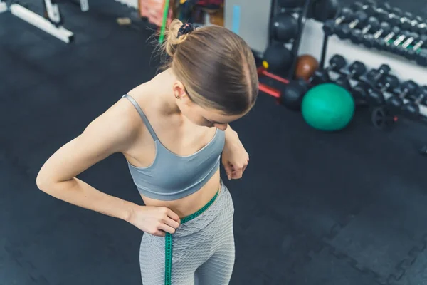 Passade Europeisk Ung Kvinna Grå Gym Redskap Mäta Hennes Midja — Stockfoto