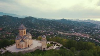 Adjara, Georgia 'daki Sameba Kutsal Üçlemeci Kilisesi' nden muhteşem bir manzara. Yüksek kalite 4k görüntü