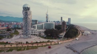 Batum şehrinin ve Gürcistan, Avrupa kıyı şeridinin insansız hava aracı görüntüleri. Yüksek kalite 4k görüntü