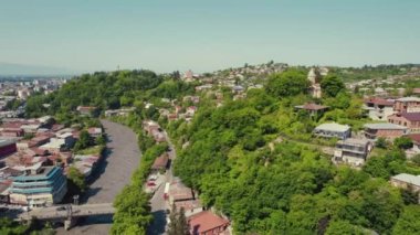 Rioni Nehri, Kutaisi, Imereti Bölgesi, Kafkasya, Gürcistan 'daki tarihi evlerin hava manzarası. Yüksek kalite 4k görüntü