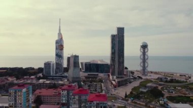 Gürcistan 'ın Adjara bölgesindeki Batumi ve Karadeniz' deki gökdelenlerin melek manzarası. Yüksek kalite 4k görüntü