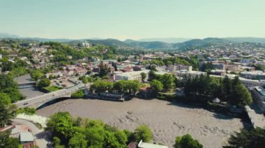 Gürcistan 'ın Imereti bölgesindeki Kutaisi kentinin panorama manzarası. - Evet. Yüksek kalite 4k görüntü