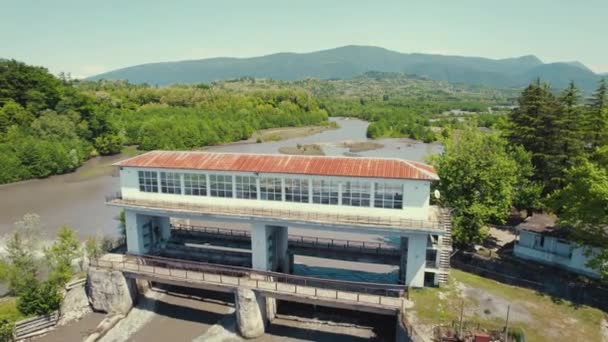 Αεροφωτογραφία Παλαιού Κτιρίου Και Του Ποταμού Ριόνι Γεωργία Ευρώπη Υψηλής — Αρχείο Βίντεο
