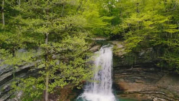 オカツェ川の小さな素晴らしい滝 ジョージア州イメレティ地方の天然記念物 空中射撃だ 高品質4K映像 — ストック動画