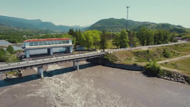 Vanuit Lucht Uitzicht Een Brede Rivier Een Oud Gebouw Erop — Stockvideo