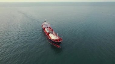 Karadeniz, Batumi, Gürcistan 'dan geçen gaz gemisinin yüksek açılı görüntüsü. Yüksek kalite 4k görüntü