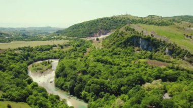 Yeşil orman ve tepelerin yükselen görüntüsü, hava görüntüsü. - Evet. Yüksek kalite 4k görüntü