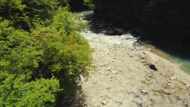 Landschap Van Een Kleine Rivier Cascade Rotsachtige Stenen Bos Azul — Stockvideo