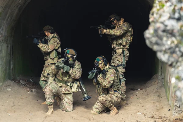 Teamwork Konzept Eine Gruppe Tarnung Gekleideter Soldaten Schaut Sich Mit — Stockfoto