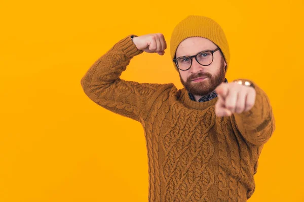 Divertido Hombre Caucásico Hipster Serio Con Una Barba Gafas Gorro —  Fotos de Stock