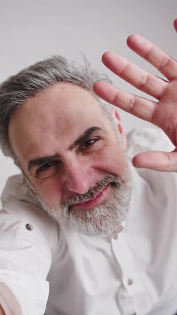 Beyaz Saçlı Kameraya Sallayan Gülümseyen Mutlu Beyaz Sakallı Bir Adamın — Stok video