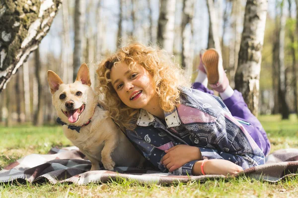 Cão Feliz Seu Jovem Dono Feminino Caucasiano Deitado Cobertor Verificado — Fotografia de Stock