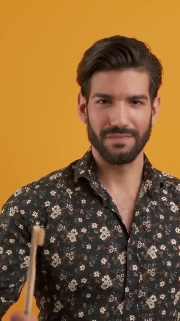 Attraktiv Ung Latinamerikan Skjorta Med Bambutandborste Som Visar Den För — Stockvideo