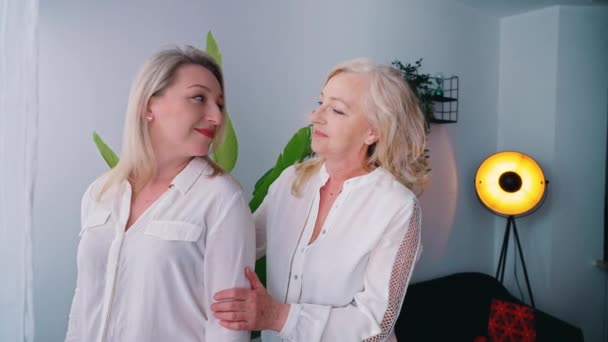 Δύο Ελκυστικές Κομψές Γυναίκες Στα Τους Ξανθά Μαλλιά Στέκονται Κοντά — Αρχείο Βίντεο