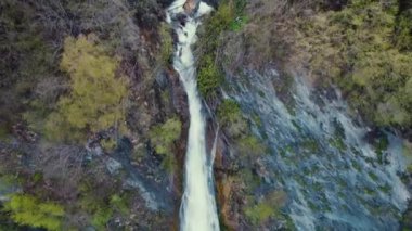 Kazbegi, Gürcistan, Kafkasya 'daki dar bir nehrin havadan görünüşü. Yüksek kalite 4k görüntü
