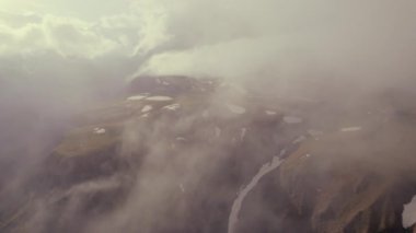 Bulutlardan yükselen dağ manzarası. Yüksek kalite 4k görüntü