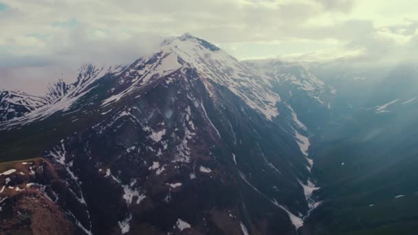 Vogels Oog Uitzicht Majestueuze Besneeuwde Kaukasus Bergen Kazbegi Georgië Hoge — Stockvideo