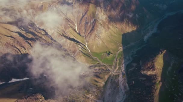 Mooie Luchtfoto Van Kaukasus Bergen Dariali Kloof Uit Wolken Georgië — Stockvideo