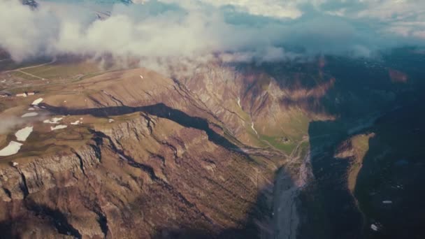 Geweldig Uitzicht Vanuit Lucht Bergen Bedekt Met Wolken Prachtige Natuur — Stockvideo