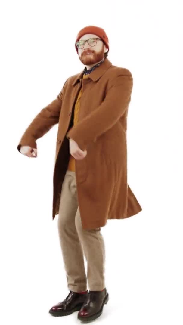 Engraçado Homem Caucasiano Feliz Seus Anos Vestindo Roupas Elegantes Outono — Vídeo de Stock