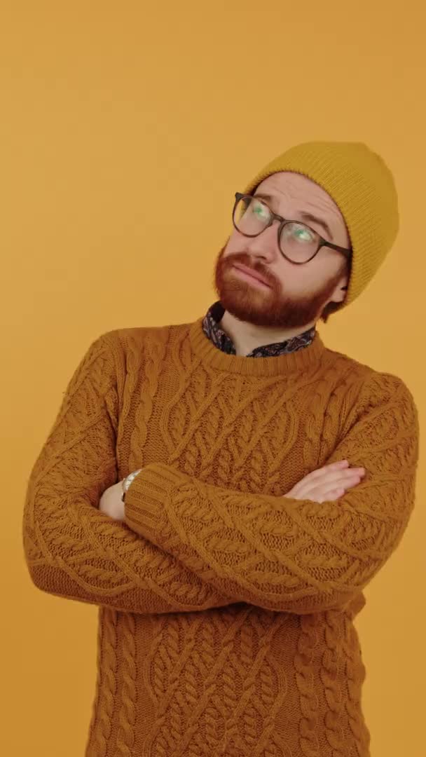 Fotografía Vertical Del Estudio Hipster Caucásico Barbudo Gafas Con Los — Vídeos de Stock