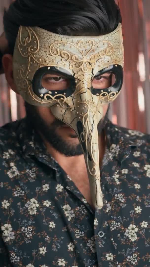 Mittelporträt Eines Lateinischen Mannes Mit Goldener Venezianischer Maske Auf Rosa — Stockvideo