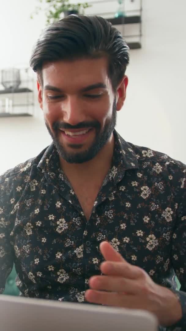 Lan Homem Barbudo Feliz Falando Por Videocall Escritório Casa Vertical — Vídeo de Stock