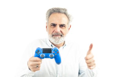 Yakışıklı, gümüş saçlı, beyaz saçlı, elinde mavi av alanı tutan ve kameraya başparmağını gösteren bir adam. İzole stüdyo beyaz arka planda çekildi. Yüksek kalite fotoğraf