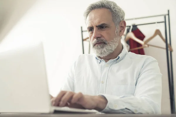 Professionele Europese Volwassen Freelancer Man Gericht Zijn Werk Technologie Bedrijfsconcept — Stockfoto